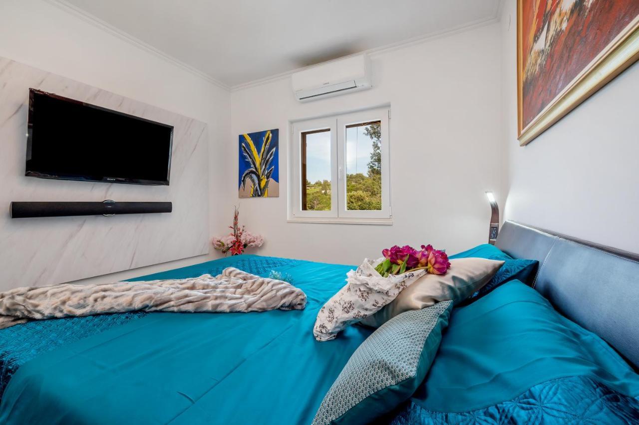 Uniquely Designed Villa Ivana With Outdoor Jacuzzi Nearby The Pebble Banje Beach At The Island Of Solta Рогач Екстер'єр фото