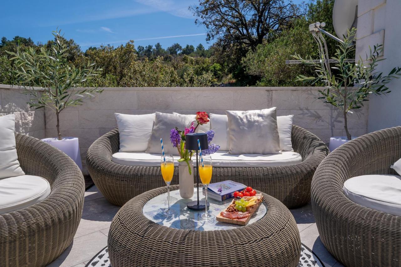 Uniquely Designed Villa Ivana With Outdoor Jacuzzi Nearby The Pebble Banje Beach At The Island Of Solta Рогач Екстер'єр фото