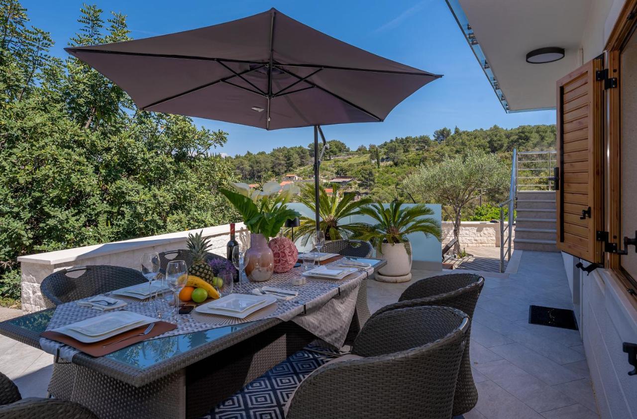 Uniquely Designed Villa Ivana With Outdoor Jacuzzi Nearby The Pebble Banje Beach At The Island Of Solta Рогач Екстер'єр фото