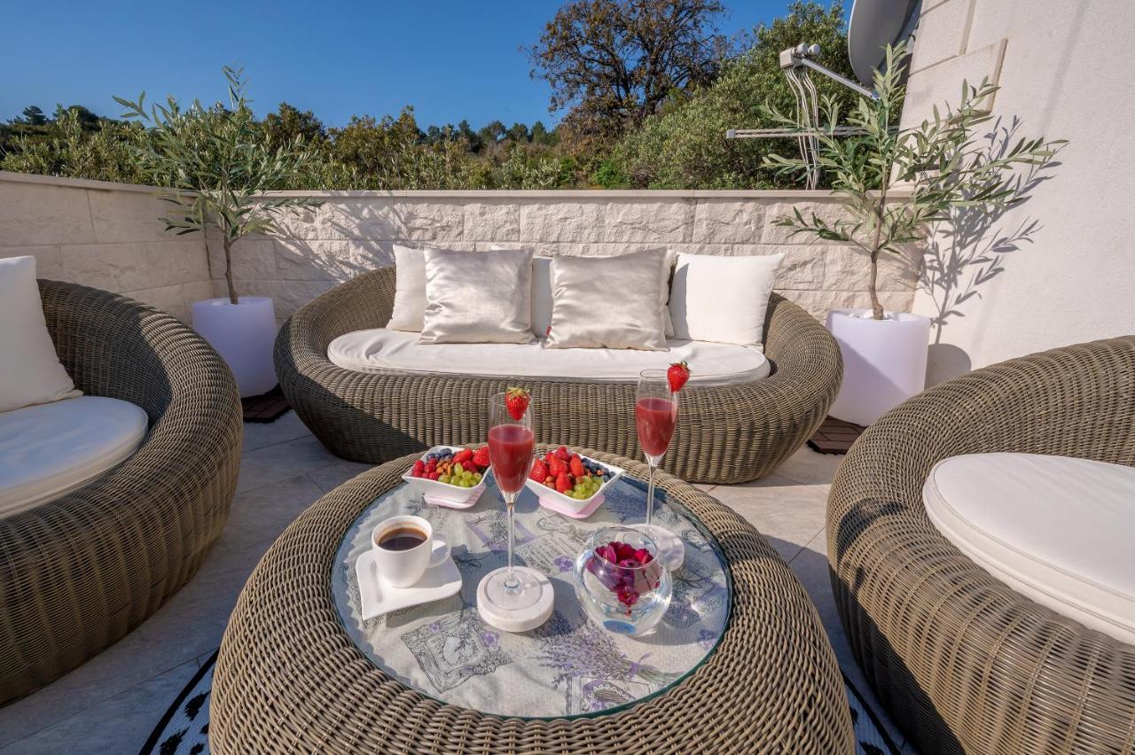 Uniquely Designed Villa Ivana With Outdoor Jacuzzi Nearby The Pebble Banje Beach At The Island Of Solta Рогач Екстер'єр фото