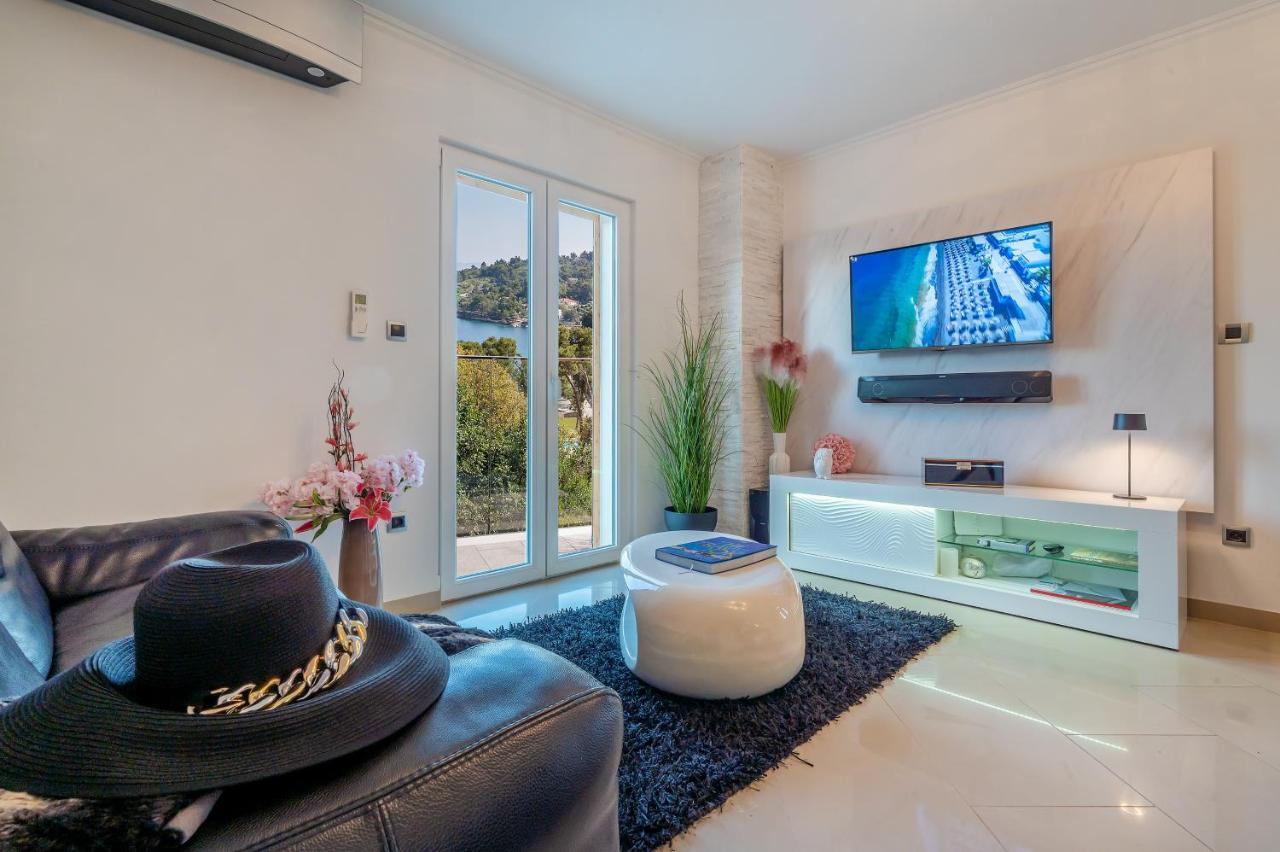 Uniquely Designed Villa Ivana With Outdoor Jacuzzi Nearby The Pebble Banje Beach At The Island Of Solta Рогач Екстер'єр фото
