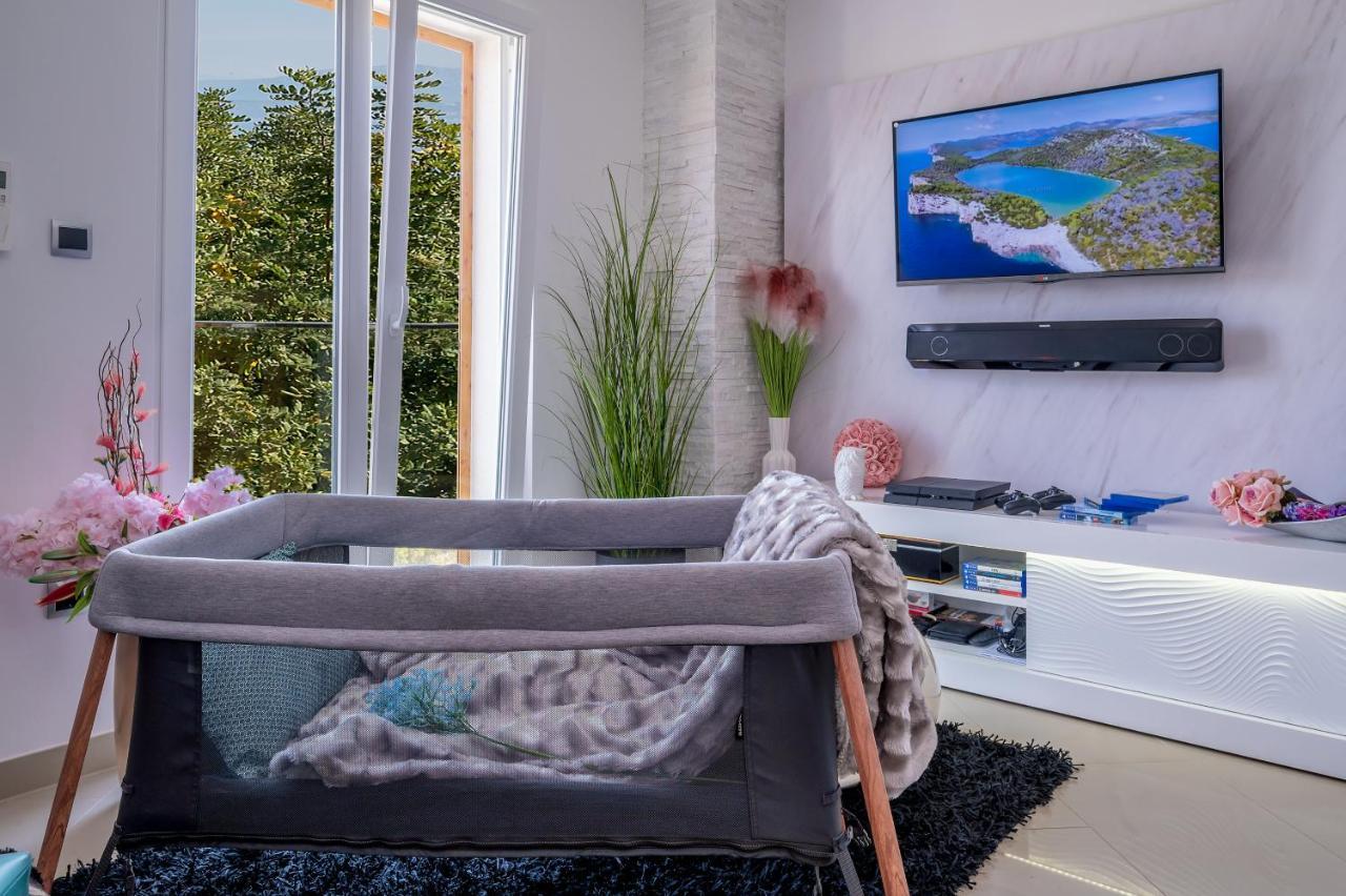 Uniquely Designed Villa Ivana With Outdoor Jacuzzi Nearby The Pebble Banje Beach At The Island Of Solta Рогач Екстер'єр фото
